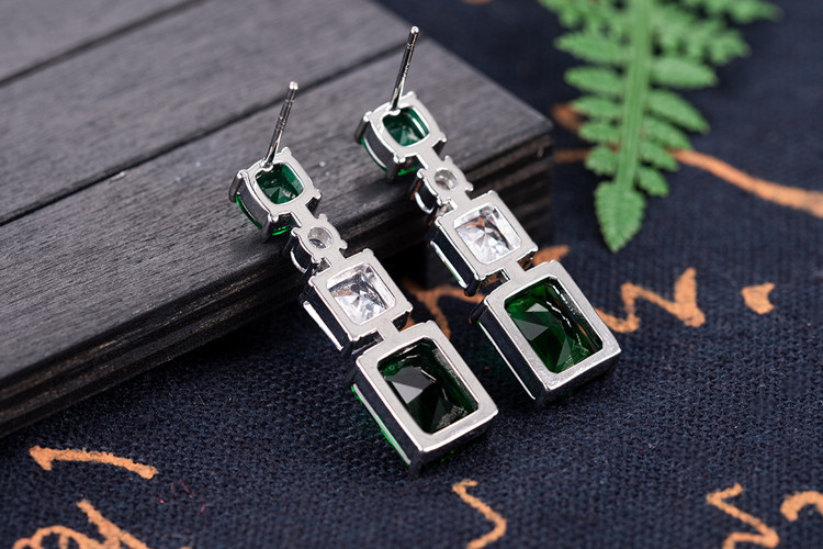 Fashion Diamond-encrusted Zircon Emerald Copper Earrings Jewelry display picture 4