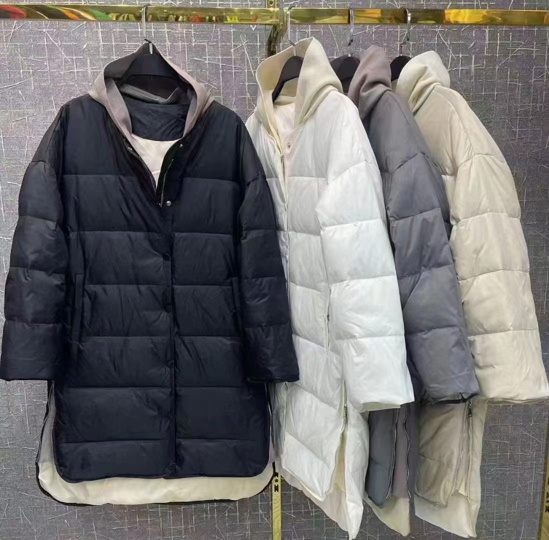 Chaqueta de plumón ligera y larga para mujer, nuevo estilo invierno 2026, capucha desmontable de punto, plumón de pato blanco, estilo coreano, a la moda para tallas pequeñas.