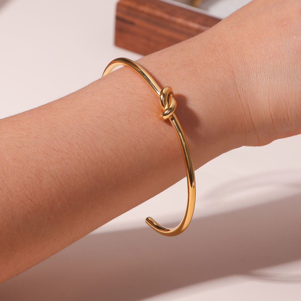 Ins estilo simple personalidad acero inoxidable anudado nudo pulsera abierta pulsera oro real de 18K chapado al por mayor