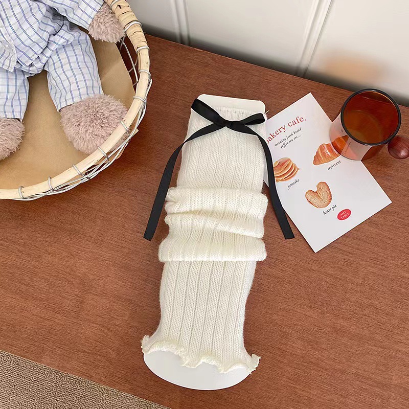 측면 - 흰색 바탕에 검은색 매듭