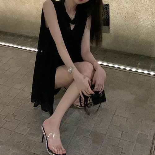 French-style absolutely gorgeous black V-neck off-shoulder women's high-end fashion pure desire collarbone sleeveless summer shirt