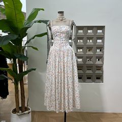 アマゾンのフランスの一字襟のストラップのプリントのワンピースの長い背の高い女子学生の美しい写真は気質を現します。