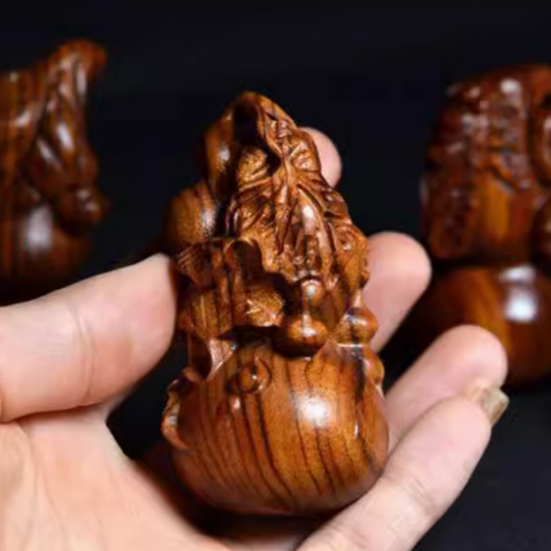 黄花梨の取っ手の件の木はクルミのヒョウタンの十二生肖の文を彫って赤い木の彫刻の小さい掛け金を彫って中実の置物を並べます。|undefined