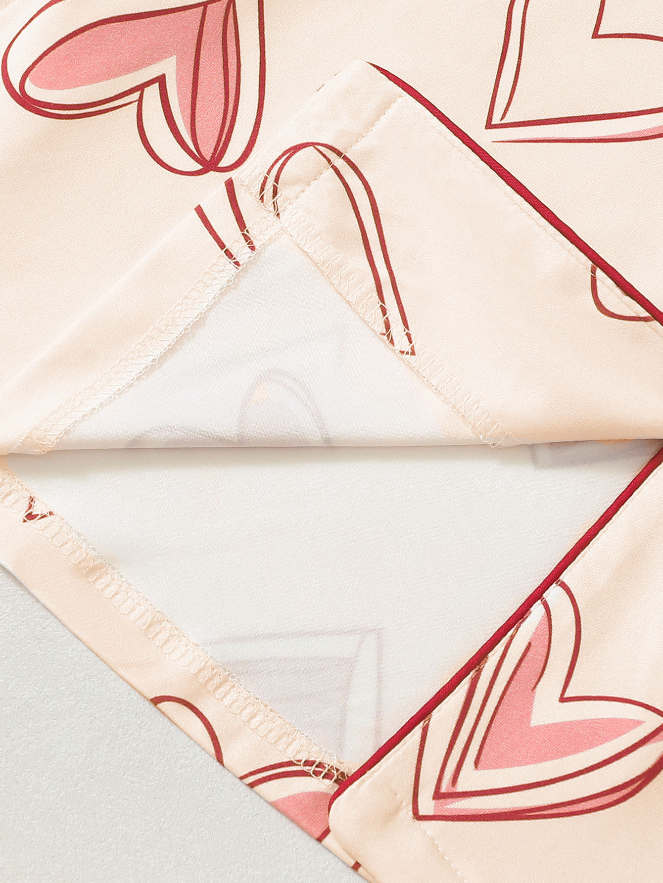 Conjunto de pijama mujer con estampado de corazones y solapas_voghion.com