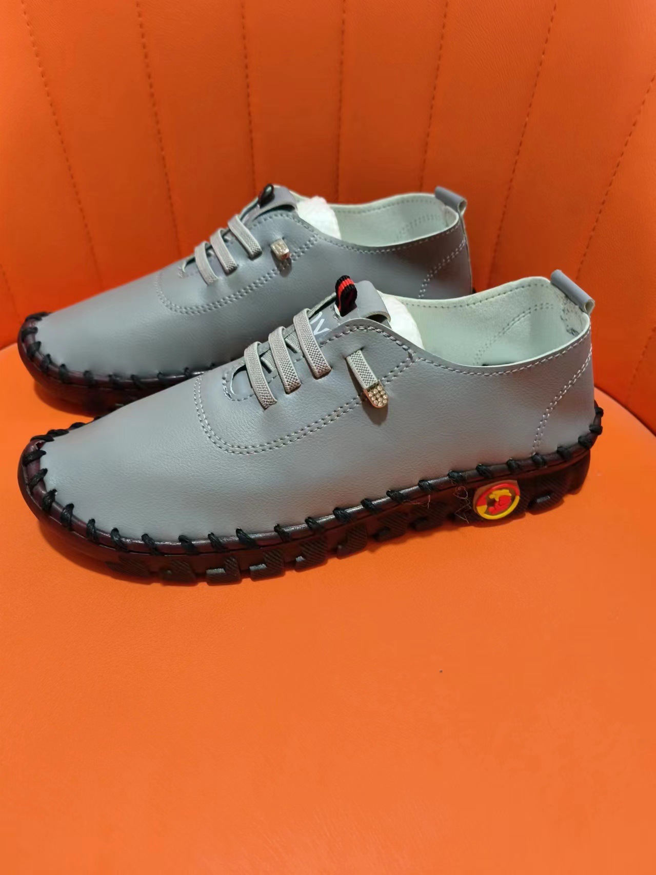 24 primavera y verano nuevos zapatos de tamaño único transfronterizos de tendón de tauro de mujer con suela suave costura a mano zapatos de madres mayores en stock al por mayor