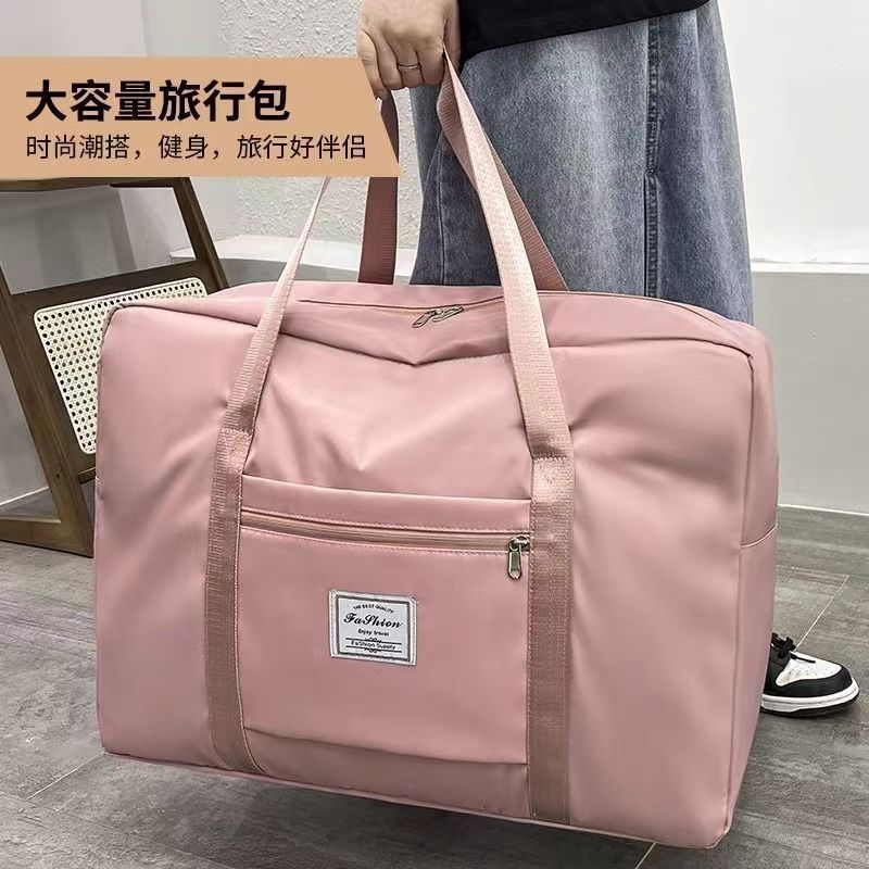 旅行鞄旅行寮の大容量ハンドバッグの荷物バッグを持っています。|undefined