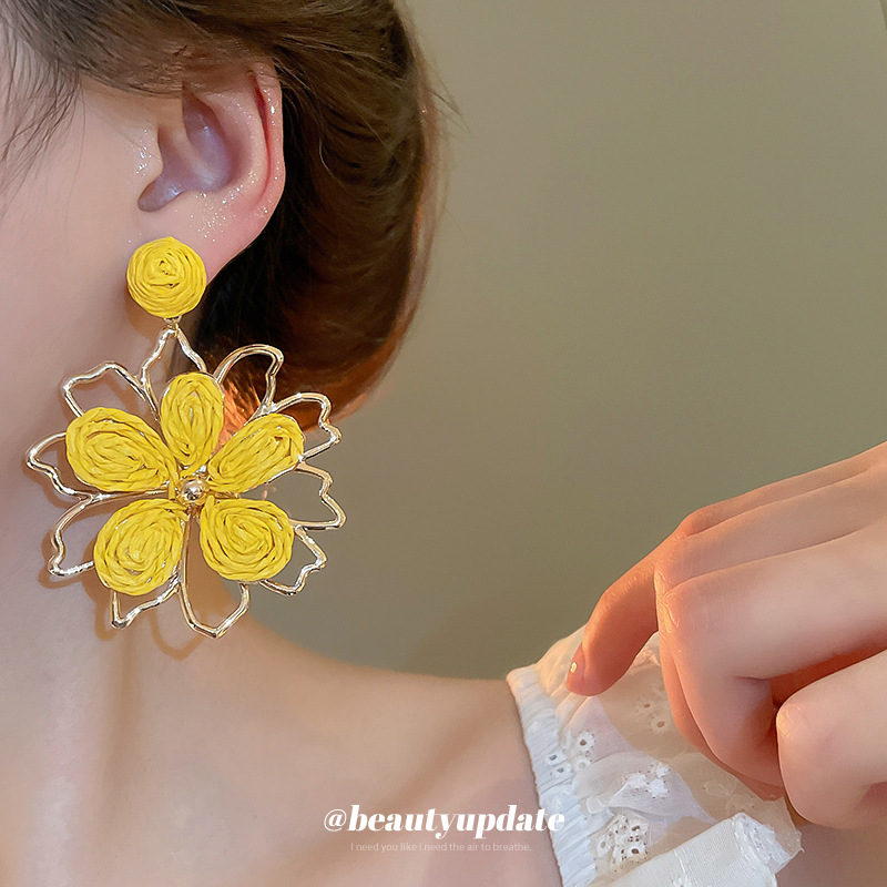 Pendientes de flor de rafia súper hada con aguja de plata Pendientes de temperamento dulce de ins Pendientes de todo fósforo de moda Sensación de clase alta de nicho