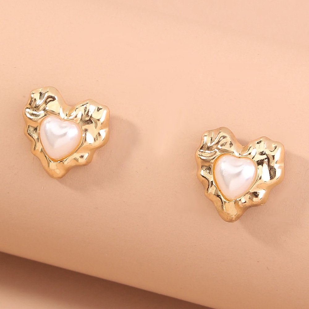 Retro Heart-shaped Metal Pearl Earrings display picture 2