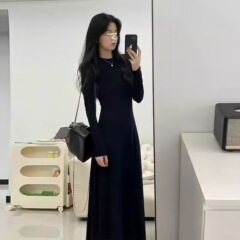 赫本风黑色长袖连衣裙子女早初秋季2025新款法式气质收腰修身长裙