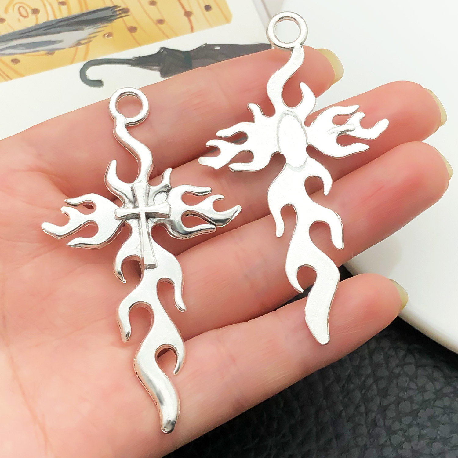 B2-X-古银火焰十字架35x62mm-锌合金-5.3g