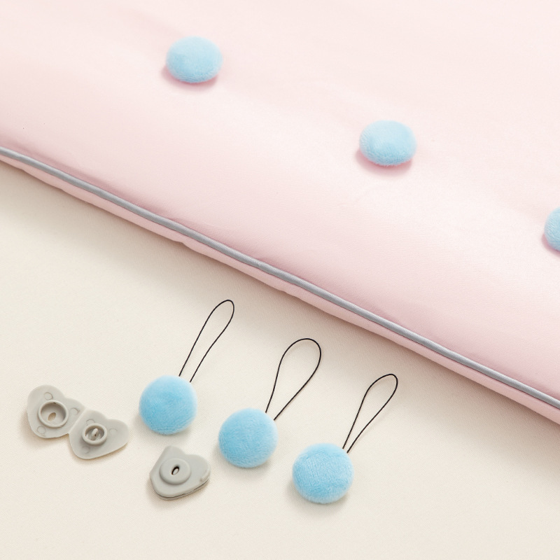 Синий круглый меховой шарик