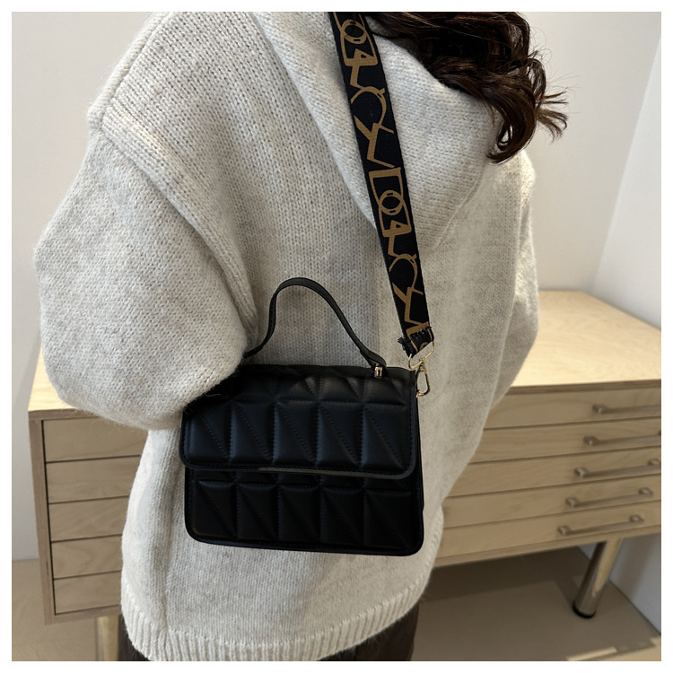A stylish and simple diamond-shaped small square bag for the autumn and winter of 2024, featuring a solid color and a trendy single-shoulder bag for women undefined