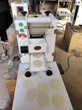 饺子皮机仿手工包子皮机擀皮机烤包子皮机混沌皮机制皮机蒸饺皮机