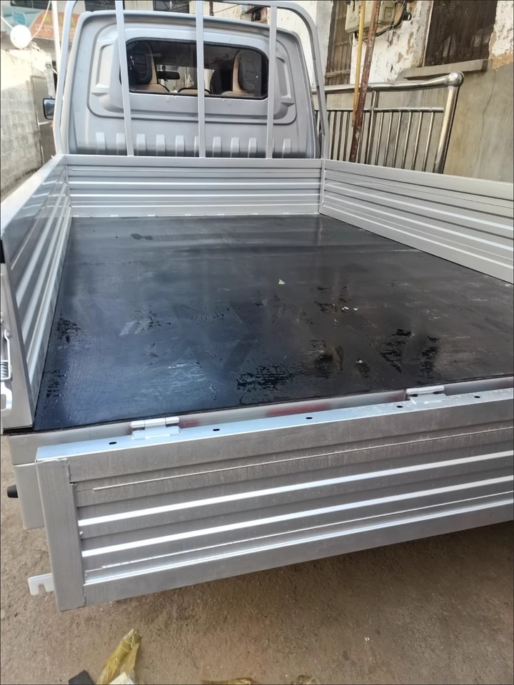 Laying the bucket truck compartment rubber shock-absorbing floor mat black three-layer clip-on rubber pad waterproof rubber mat