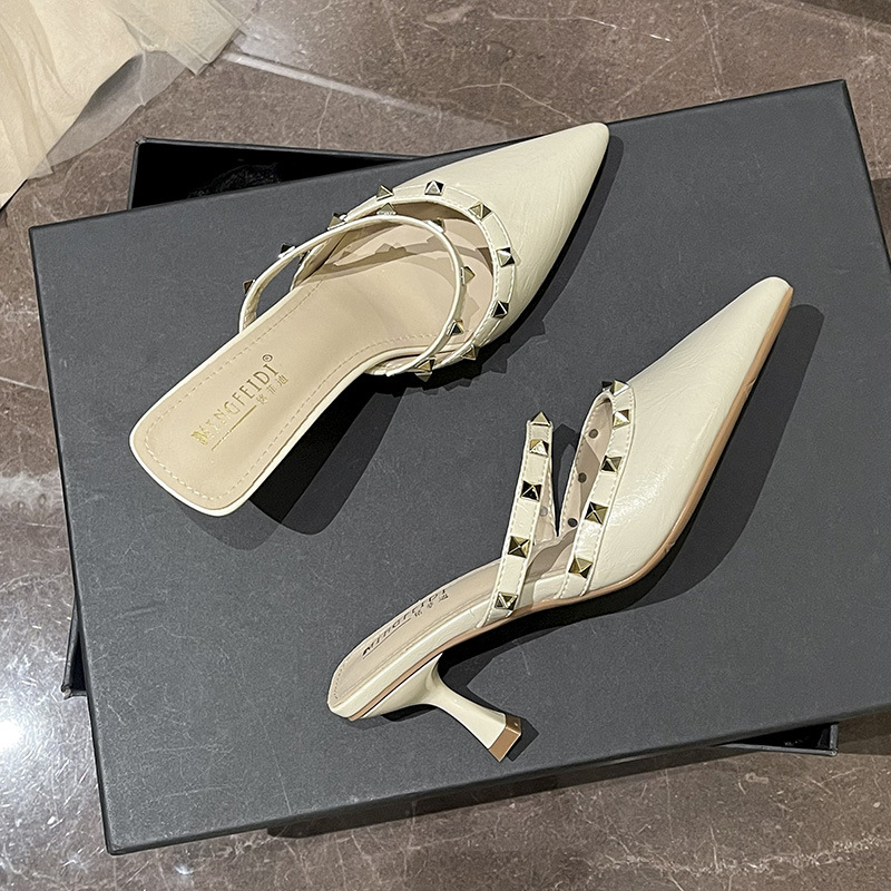 Semi pantuflas Baotou 2025 nuevo estilo de verano para llevar una sola palabra con remaches sandalias y pantuflas de tacón alto para mujer puntiagudo todo fósforo
