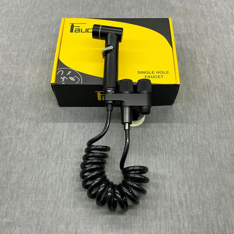 新しい便器のパートナーはスプレーガンを持って洗い流します。|undefined