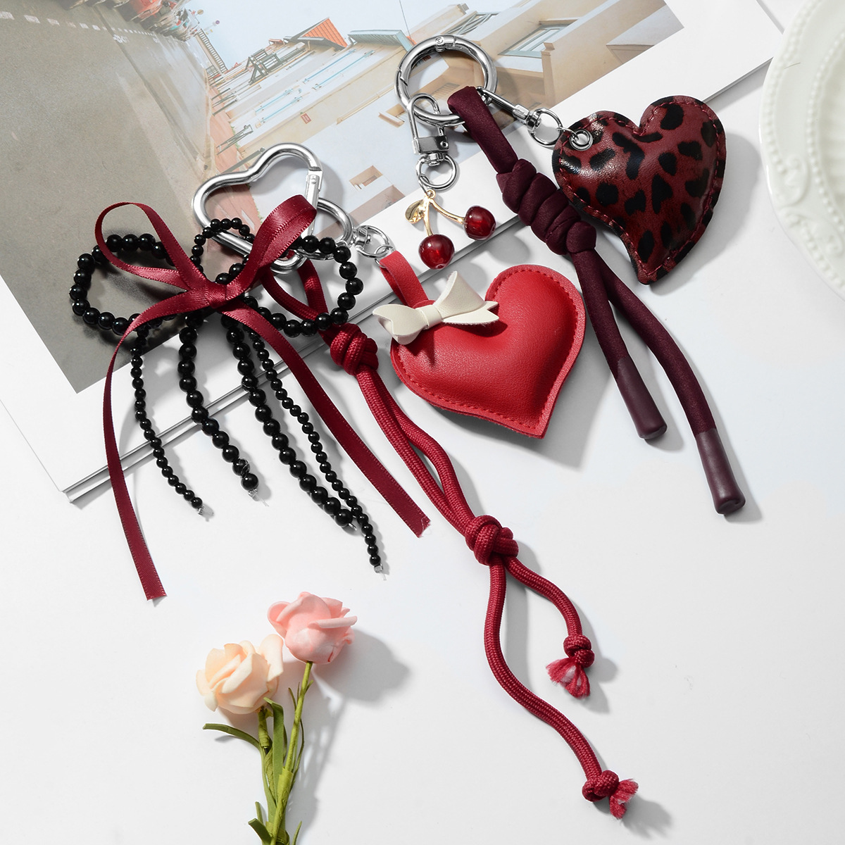 Primavera nuevo estilo ins dulce y cool moda personalidad leopardo amor cuentas hechas a mano arco llavero de cereza