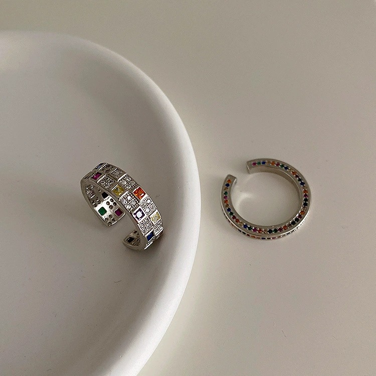 Bague élégante et légère en zircon coloré à damier pour femme, ornée d'un motif à facettes._voghion.com