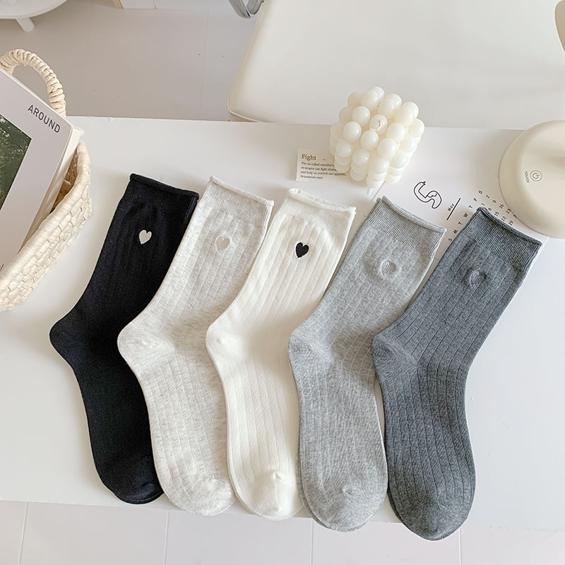 諸暨襪子女秋冬新款中筒卷邊堆堆襪棉黑白愛心刺繡百搭日系女襪潮