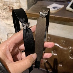 ラインストーンの蝶結びのサテンの高級感のカチューシャ