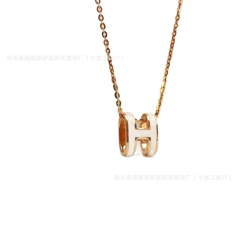 Aijia 銅合金メッキ 18KH レターネックレス、女性用クラシックエナメルペンダント、軽くて豪華なニッチな鎖骨チェーン、親友へのギフトに最適|undefined