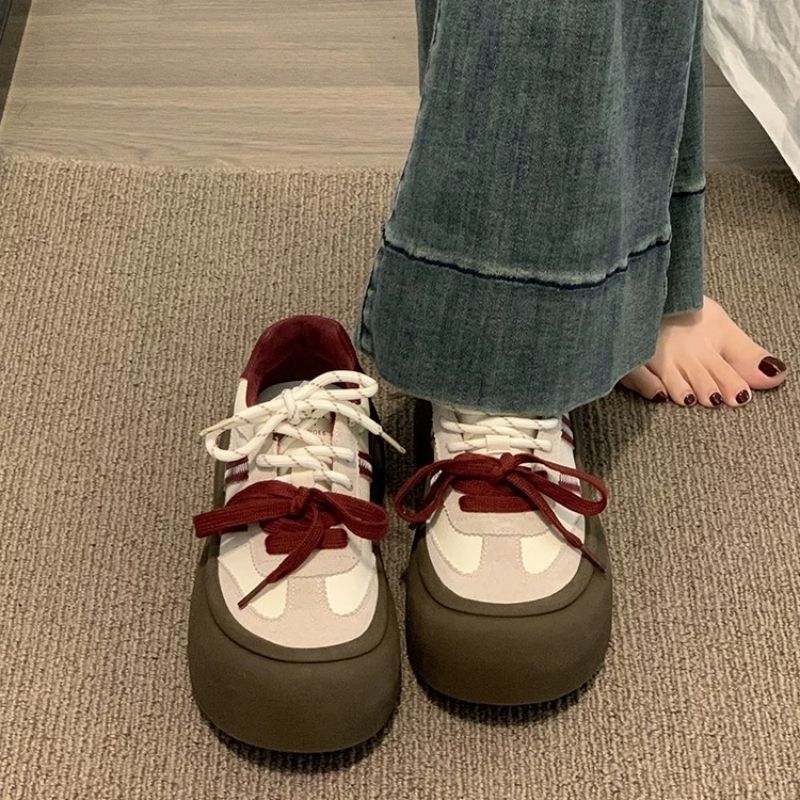 Zapatos de entrenamiento de base gruesa para mujeres 2025 nuevo otoño explosivo variedad de altura pequeña zapatos de pizarra de otoño invierno zapatos deportivos casuales