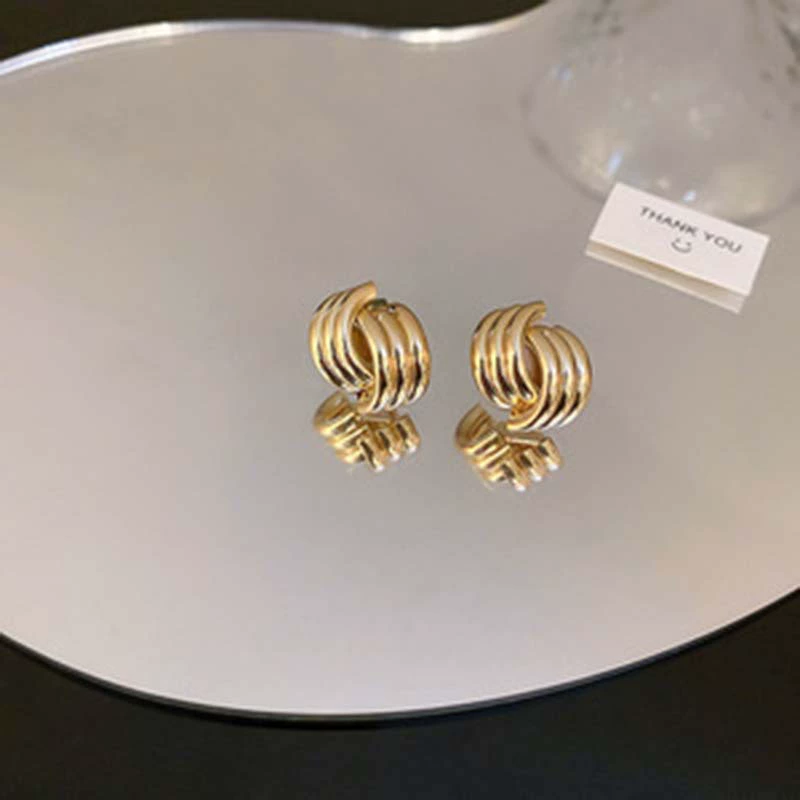 Metal silver needle, universal brand fashionable earrings, simple and elegant design, high-quality style