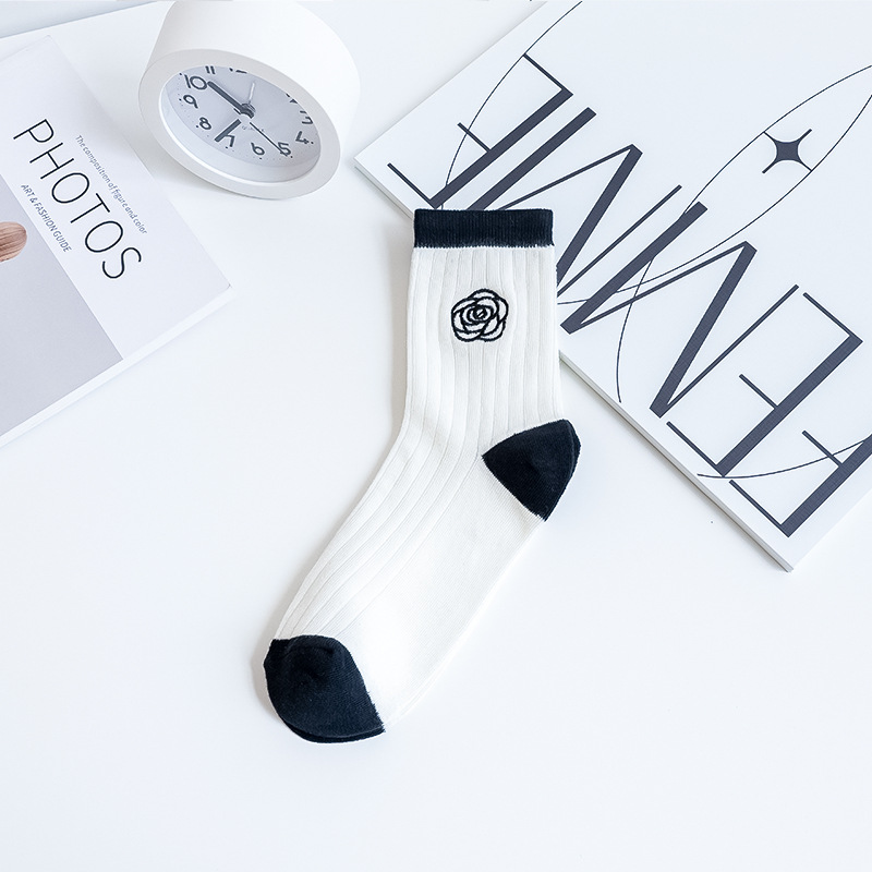 Medias negras y blancas de verano delgadas bordadas camélia letras medianas medias anti-balling medias de mujer Zhuangyan al por mayor