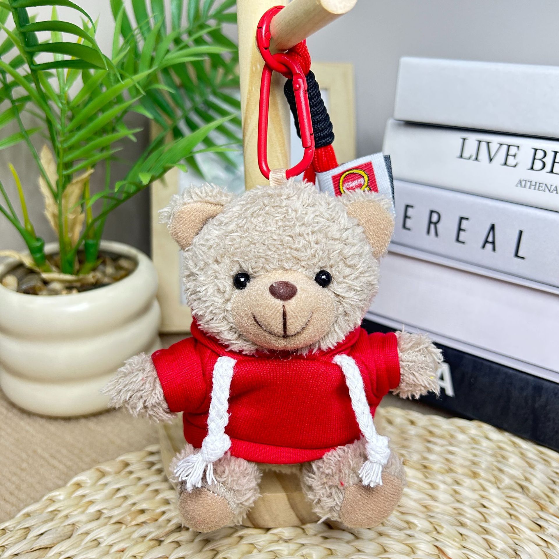 El oso con chaqueta roja