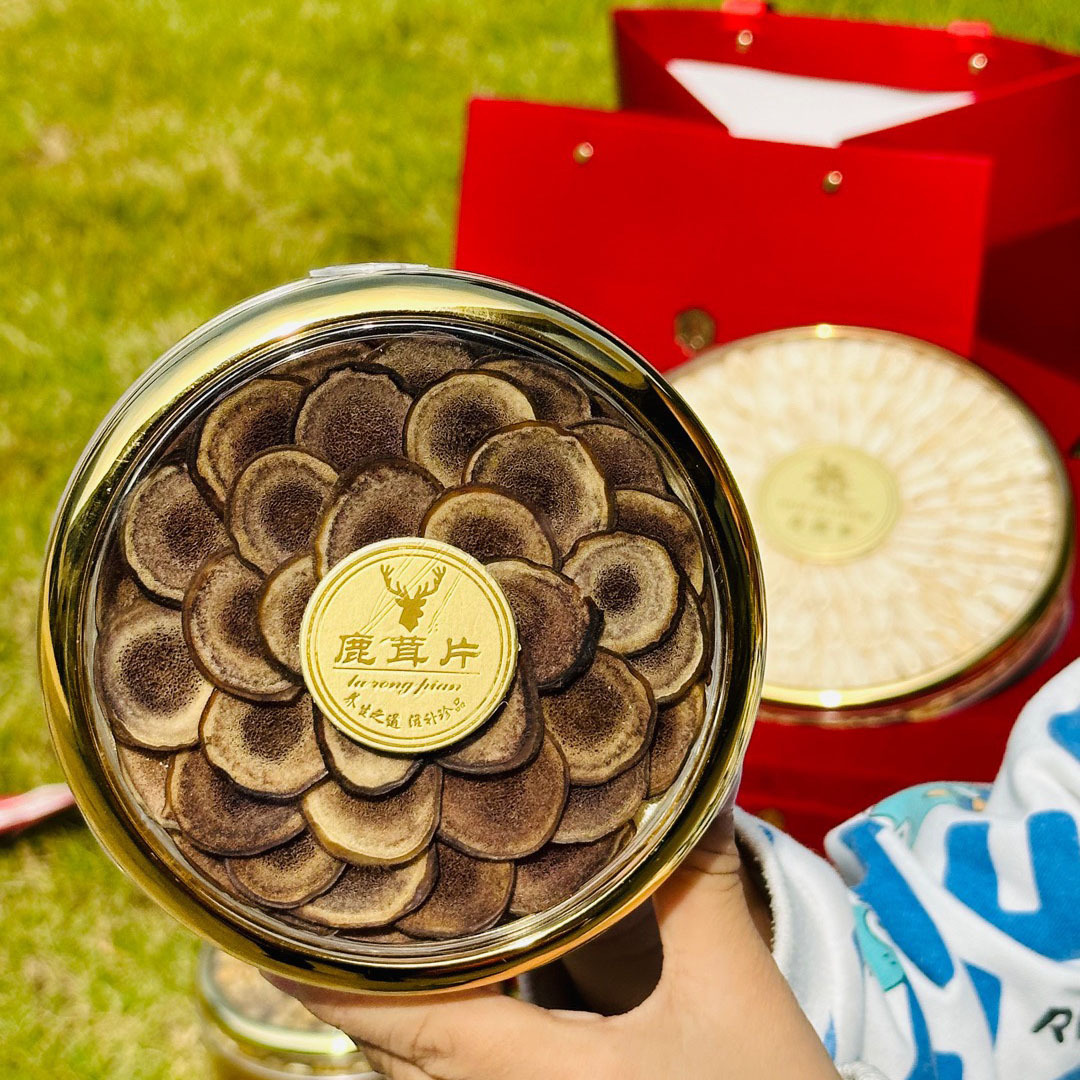 American Ginseng Gift Box 200g Premium Herbal Set with Dendrobium Deer Antler and Red Ginseng for Elders in use