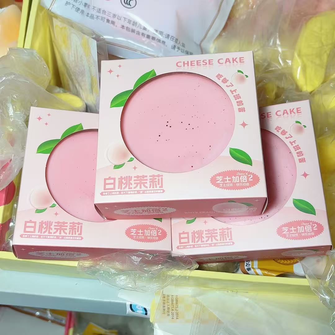 느린 리바운드를 지닌 촉촉하고 부드러운 느낌의 백도 둥근 케이크 1개