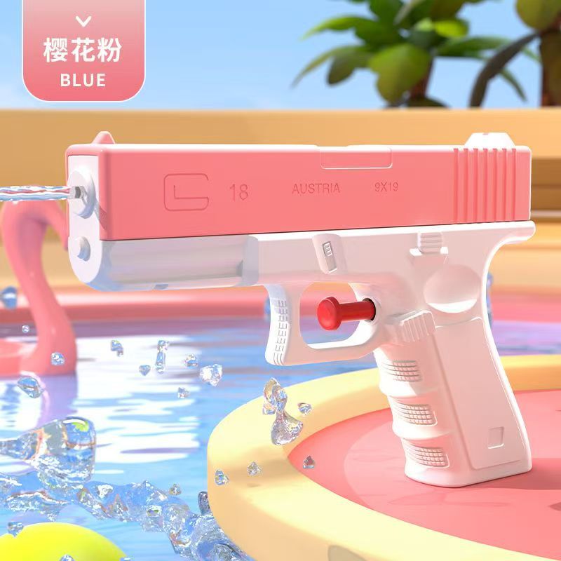 新しいグロックの水鉄砲の子供のおもちゃは水を噴きます。|undefined