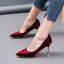 2022年春季新款韓版性感高跟鞋時尚淺口金屬尖頭細跟絨面單鞋女