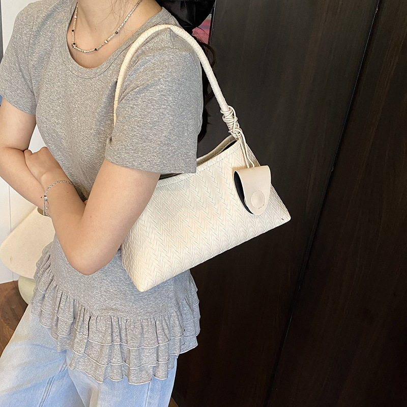 2025 New French Niche Elegant Women's Handbag Luxury Minimalist Shoulder Bag Underarm Baguette Bag - Thumbnail 4