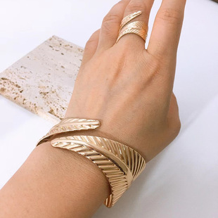 Cross-border hot selling Korean style fashionable simple leaf bracelet ring jewelry cold style niche design sense Qingdao foreign trade