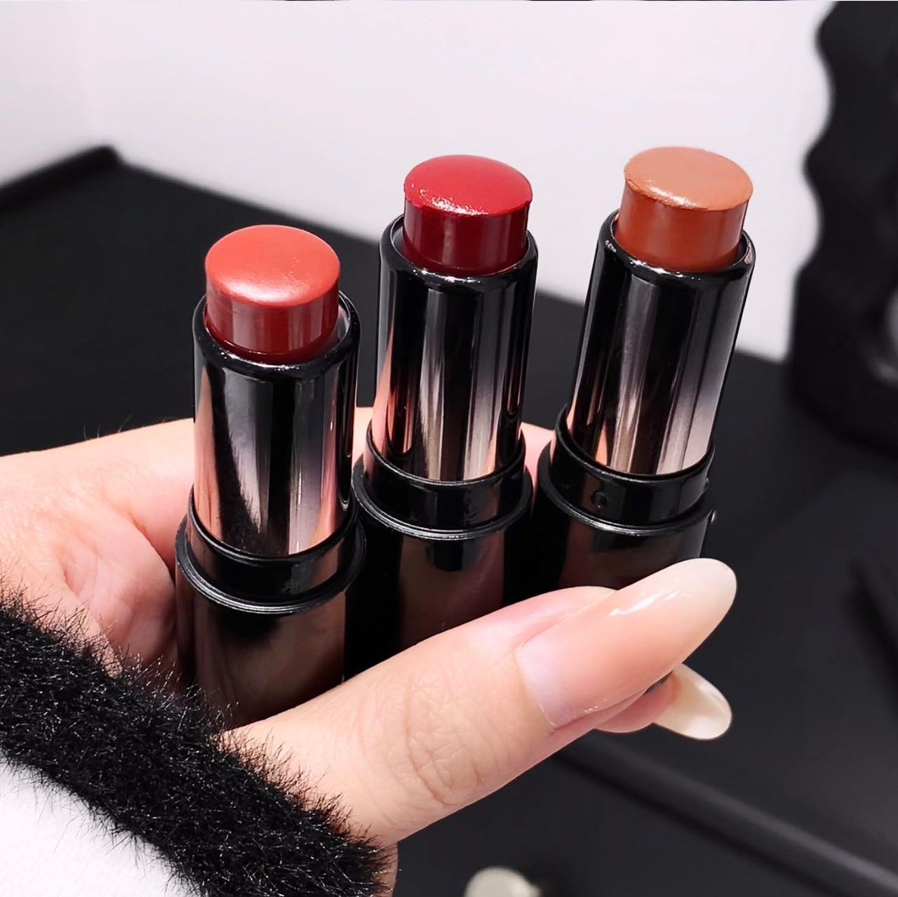 NINISOSO Beige lipstick is hydrating, delicate and does not dry out, making the lips look fair and chubby. It has a natural summer atmosphere and is a lipstick for women undefined