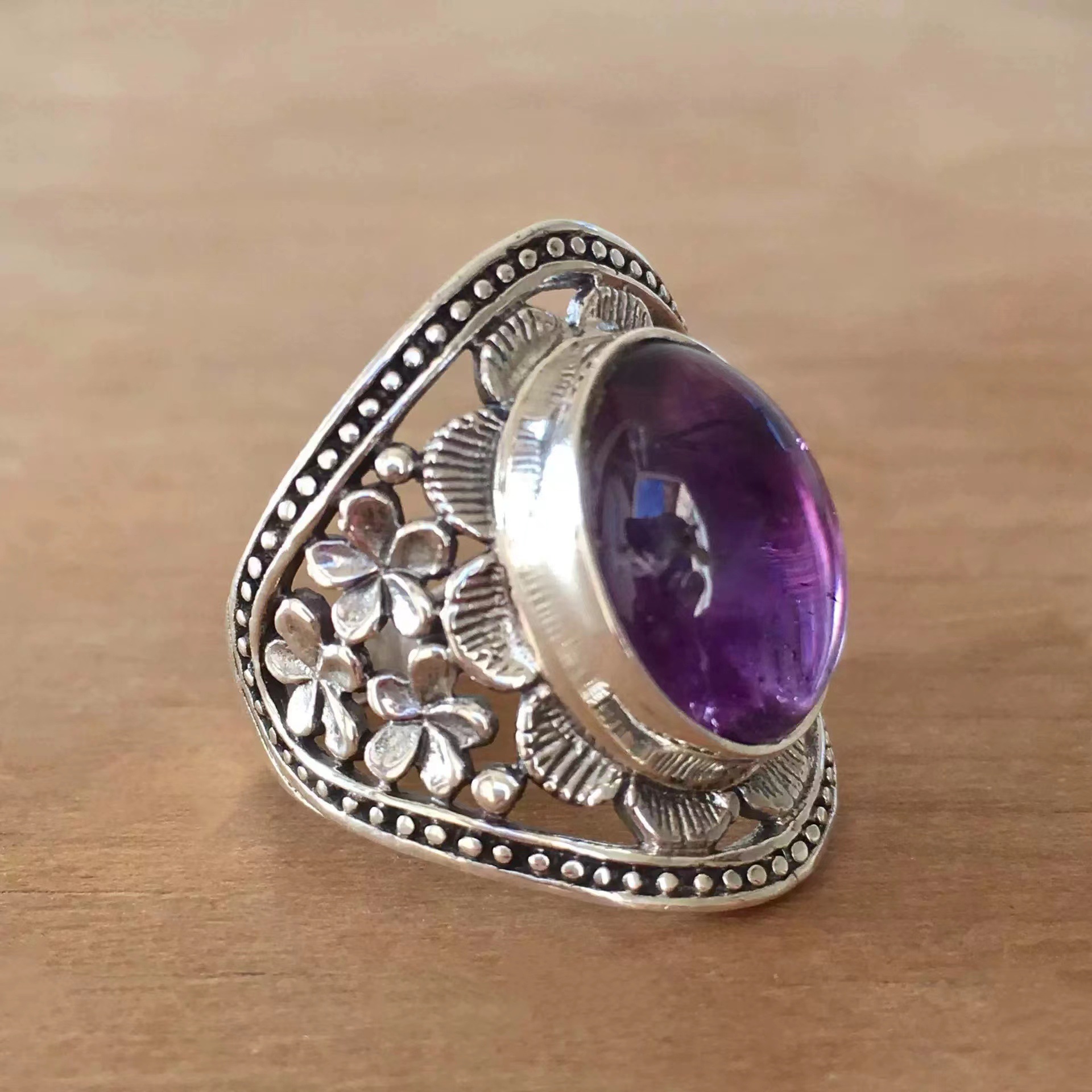 anello ametista retrò con fiore in metallo argento antico Nepal da uomo e da donna_voghion.com