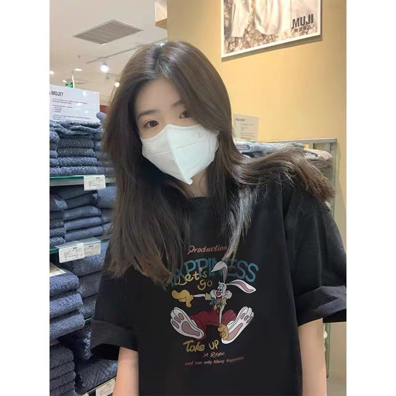 검은 셔츠를 입은 행복한 토끼