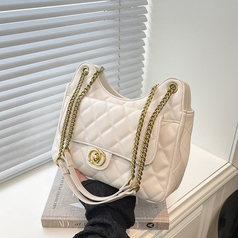 Chain, capacious one-shoulder bag, black shoulder bag