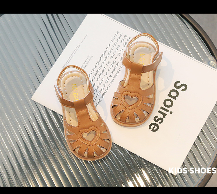 Sandali da ragazza di nuovo stile in piccola pelle traspirante scavata nella versione coreana, scarpe per bambini con suola morbida, estive_voghion.com