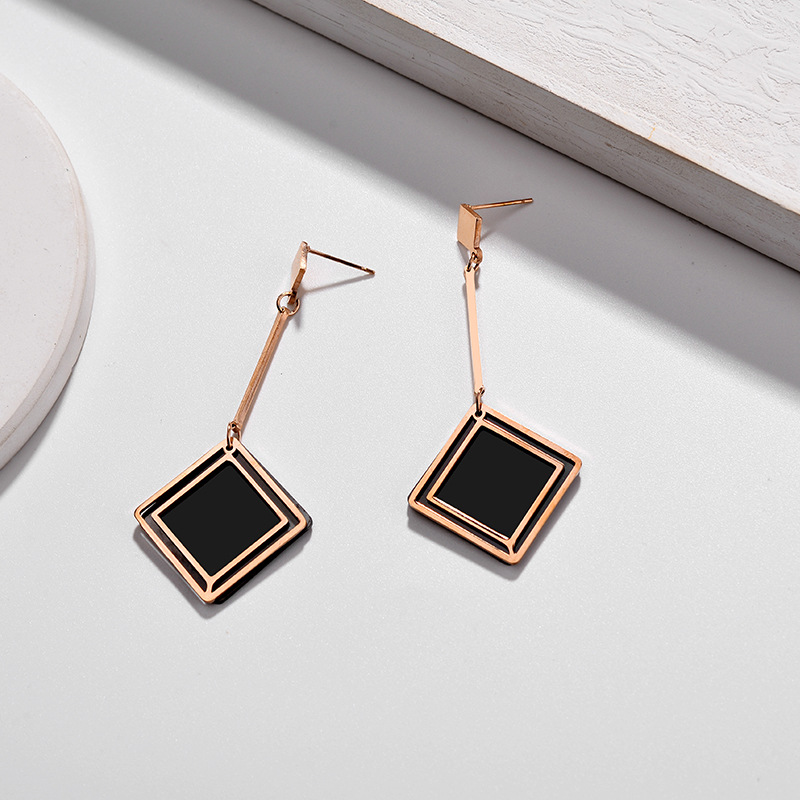 Temperamento personalidad simple lindos pendientes cuadrados negros rayas negras y blancas tamaño círculo de titanio acero pendientes de oro de titanio