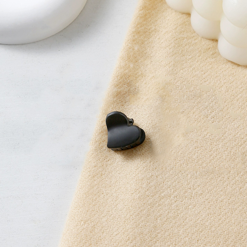 1.5cm frosted black heart-shaped mini gripper