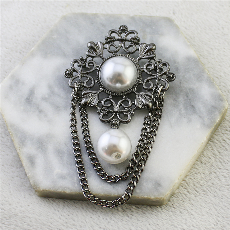 Vintage-Barock-Brosche im koreanischen Stil mit Perlen, hohler Kette und Quaste – ein Schmuckstück im luxuriösen Design._voghion.com