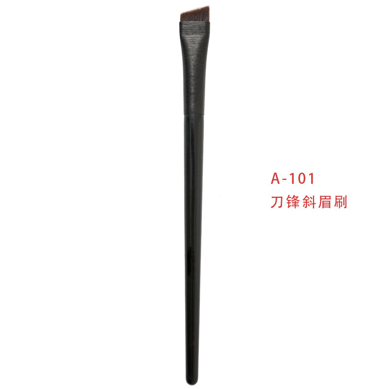 王霏は同じ刃のアイラインを使って、細い斜めの頭を使ってアイラインの眉を引いて、アイシャドーを使って化粧をします。|undefined