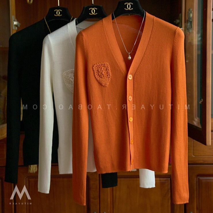 Simple Temperament Handmade Crocheted Badge Spun Wool V-Neck Knitted Cardigan Q04042
