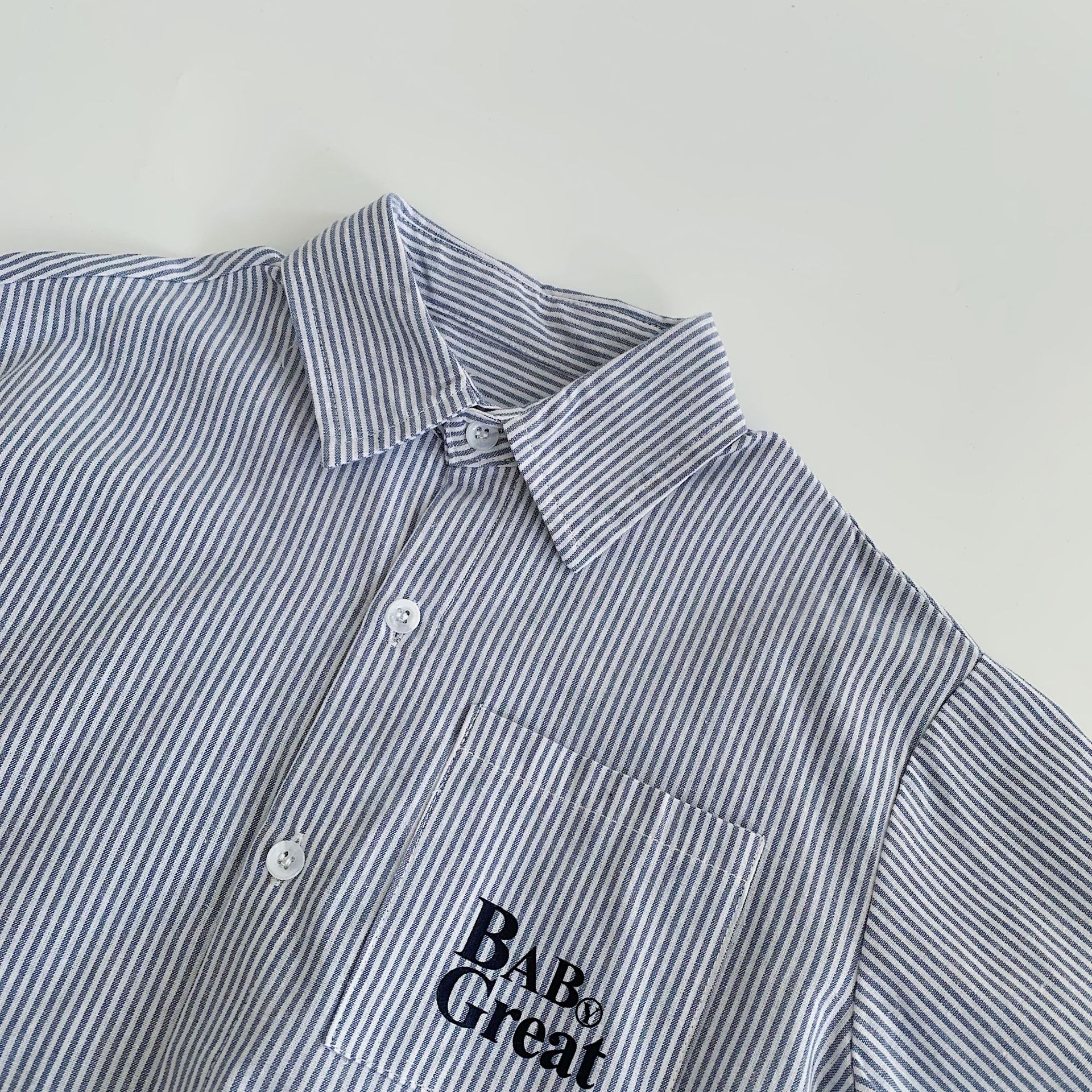 Camisas infantiles Mai Bao 2025 primavera niños y niñas letras rayas impresión coreana nueva ropa infantil camisa de estilo retro