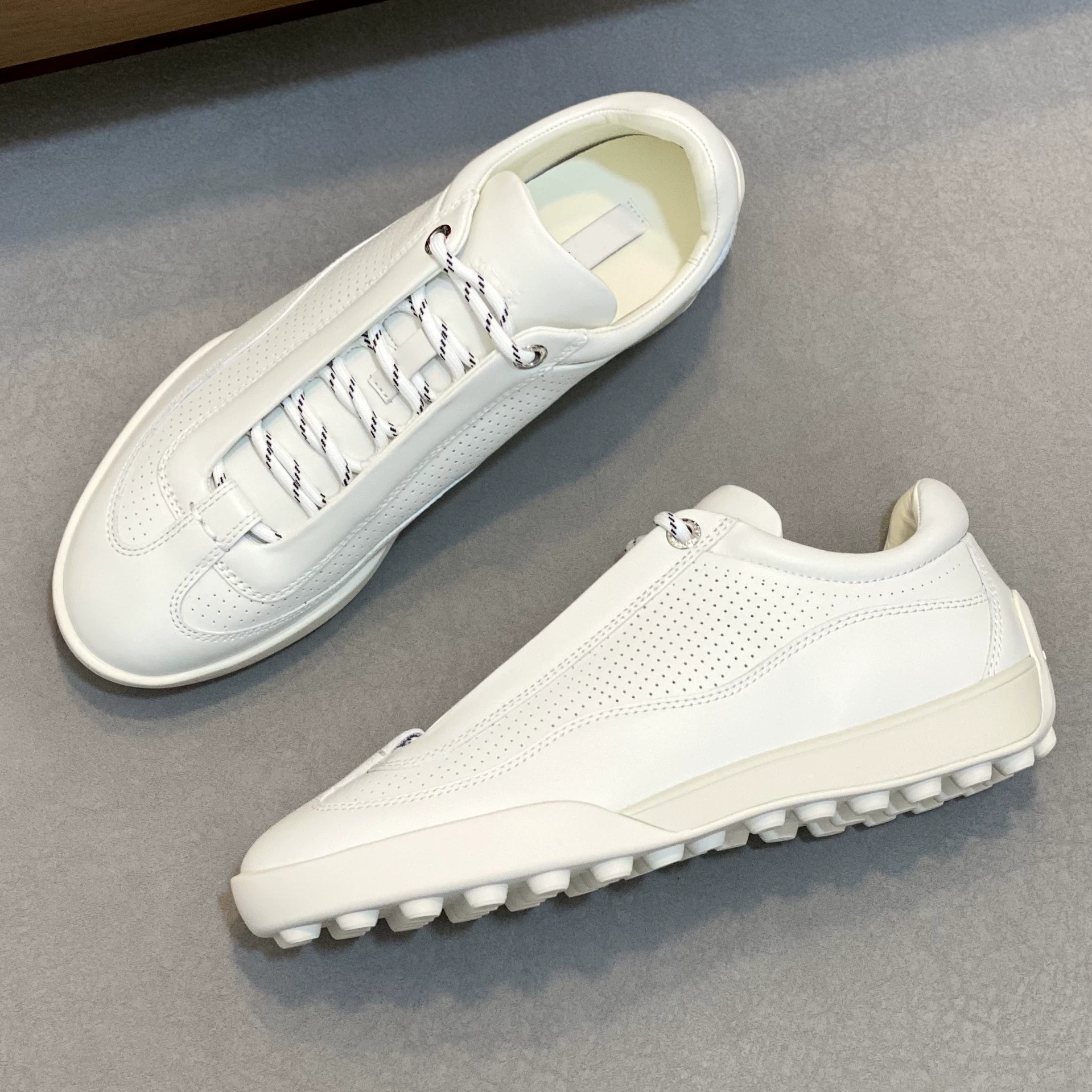 Повседневная спортивная обувь из воловьей кожи с перфорацией для мужчин, белые мужские кроссовки из натуральной кожи на шнуровке, новые мужские туфли для путешествий для вождения