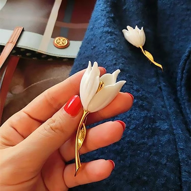 Witte magnolia bloem broche vintage speld voor kleding en jas_voghion.com