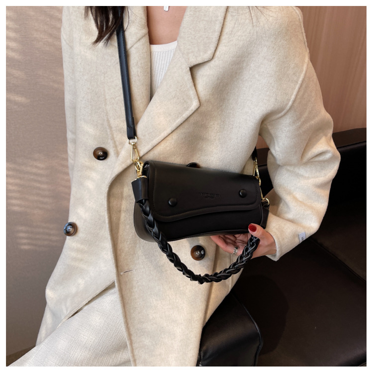 Women's Medium Summer Autumn Pu Leather Letter Solid Color Fashion Square Magnetic Buckle Saddle Bag display picture 2