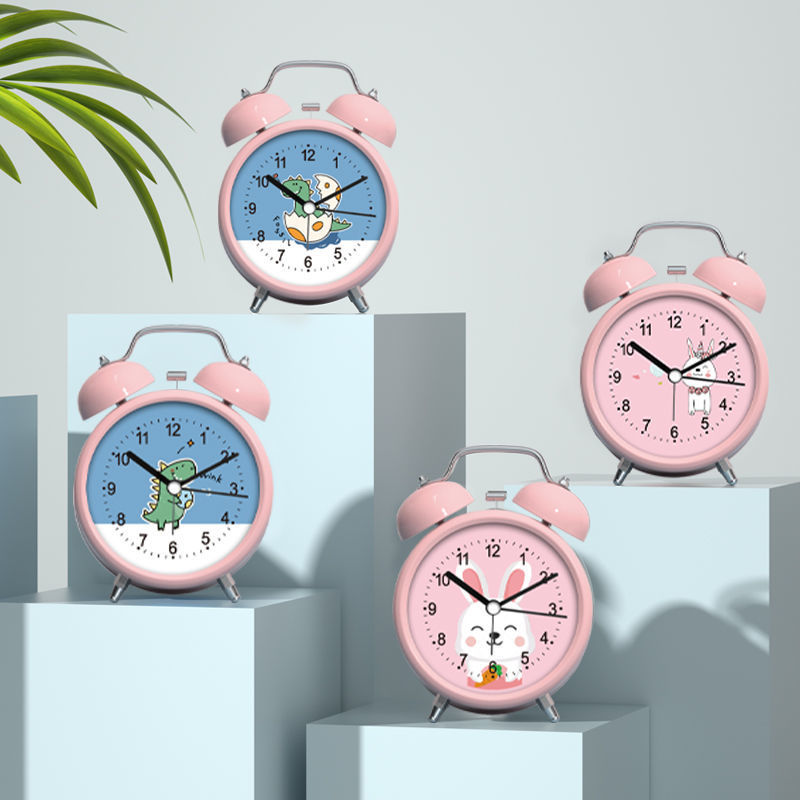 알람 시계 학생들은 2024 개의 새로운 데스크톱 디지털 시계 바탕 화면을 얻습니다. 어린이 소년과 소녀는 학교에 가서 경보를 울립니다.